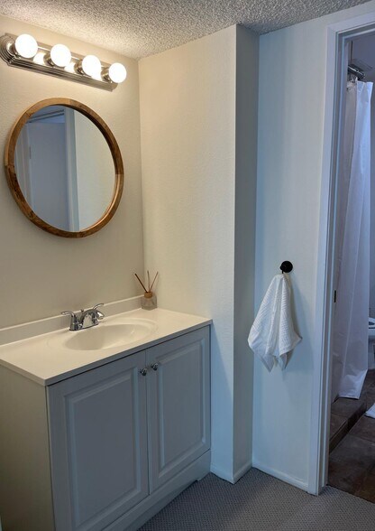 Powder room - 999 San Pasqual St