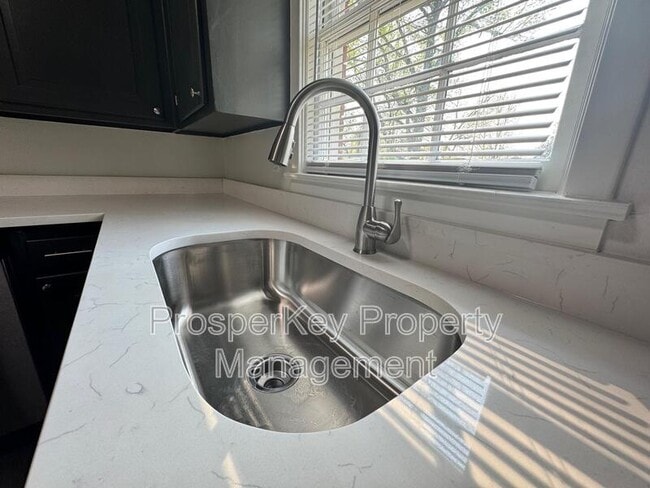 Building Photo - 419 Victoria Dr