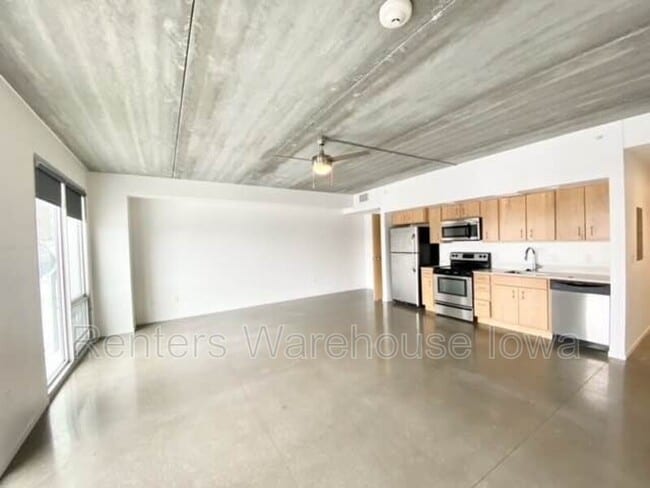 Building Photo - 350 E Locust St