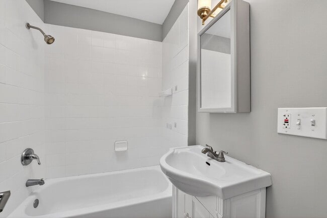 Building Photo - Gorgeous 4br/2ba in Brookland!