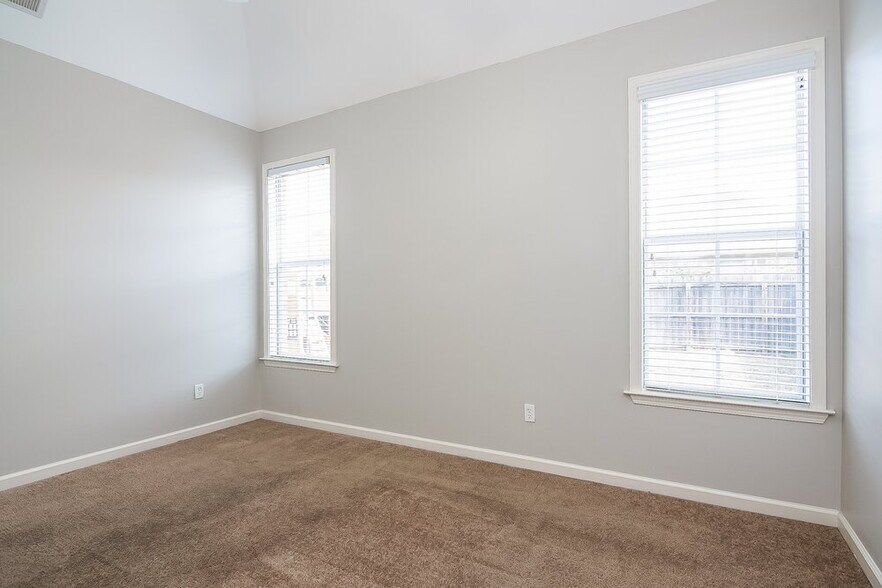 Building Photo - 4902 Longleaf Oak Cove