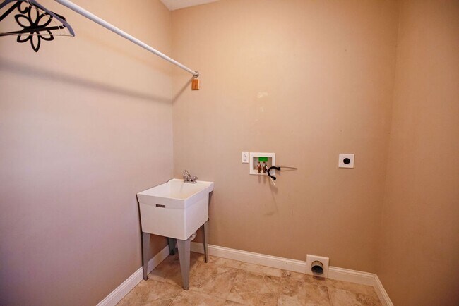 Building Photo - 3 Bed (with 4th bed potential downstairs),...