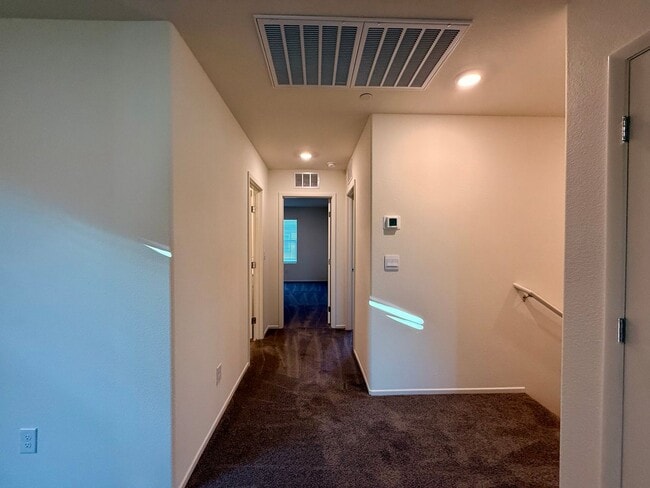 Building Photo - New Townhome for Rent in the Highly Desirable Southwest Area!