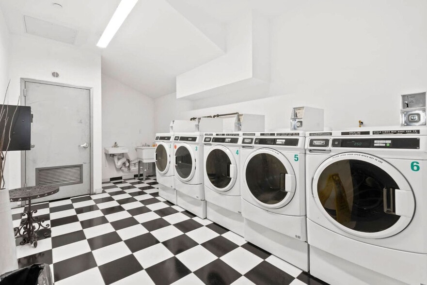 Building Photo - 517 W 45th St