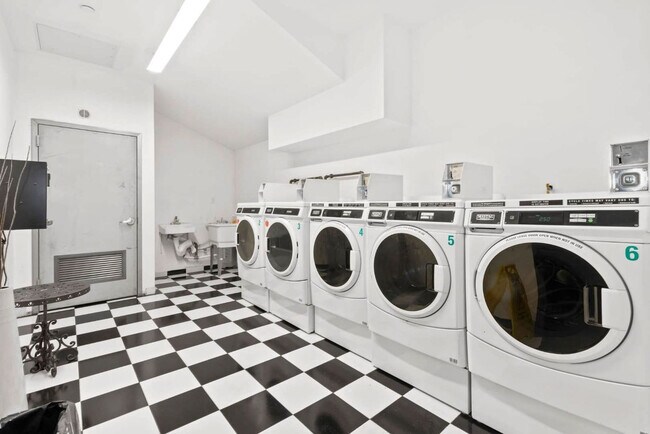 Building Photo - 517 W 45th St