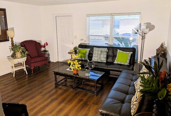 Building Photo - 2 Bed / 1 Bath Cozy Downtown Duplex Apartment