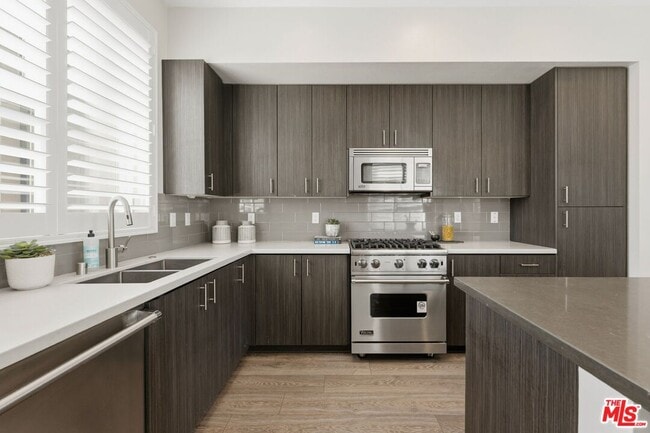 Building Photo - 2753 Waverly Dr