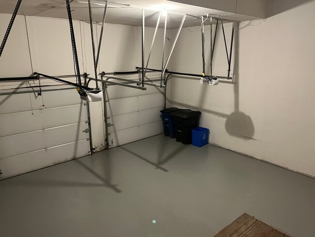 Building Photo - Spacious and Gracious, Close to EVERYTHING!