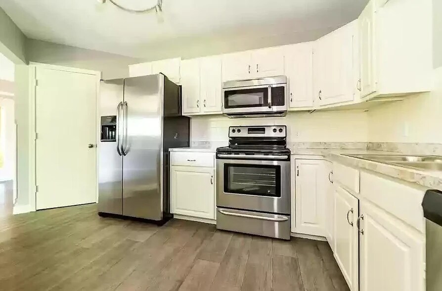 Kitchen - 10200 Fraizer St NE