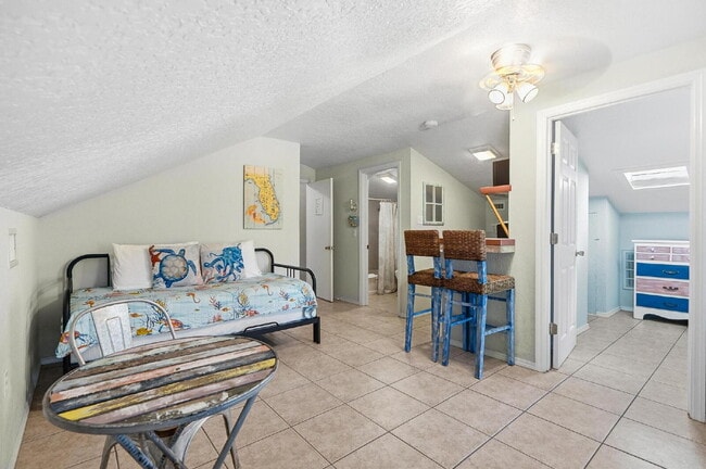 Building Photo - "Cozy & Efficient 1-Bedroom Retreat Steps ...