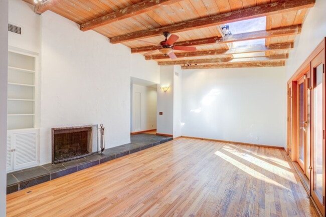 Building Photo - HOLIDAY SPECIAL***2 WEEKS FREE** 3 Bed/2 Bath Oasis in Royal Woods - Available Now