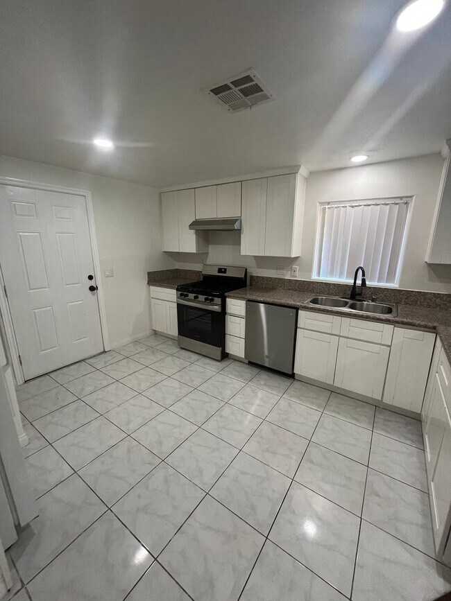 Building Photo - 556 Mar Vista Ave