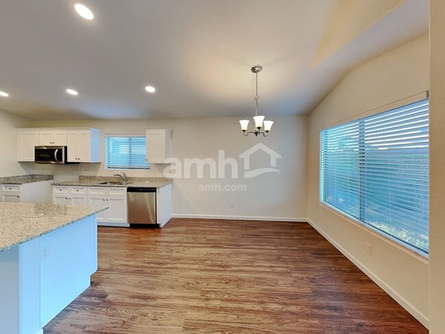 Building Photo - 3033 W Quail Ave