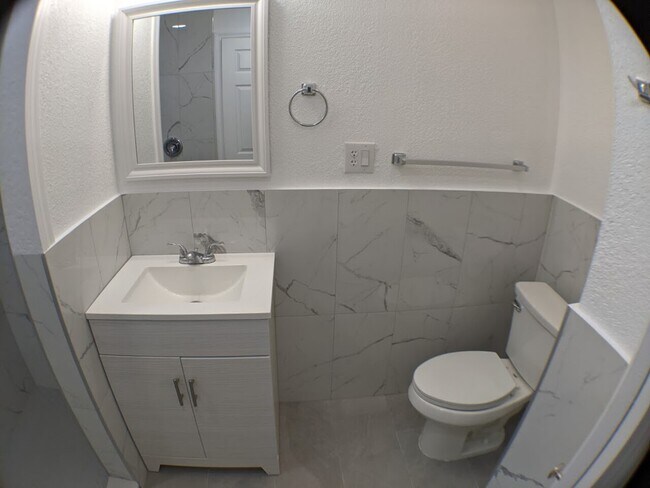 Building Photo - Colonia Ln