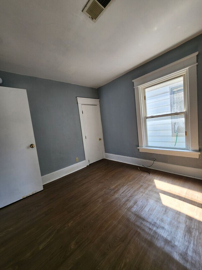 Building Photo - Upper 2 bedroom unit