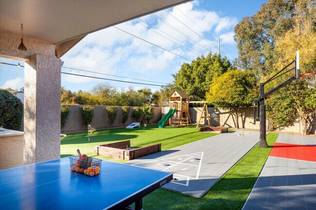 Building Photo - 5604 E Beverly Ln