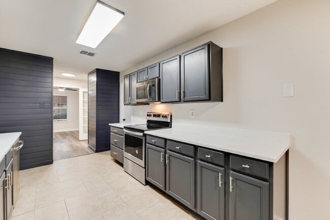 Building Photo - "Charming 3-Bedroom with 2 Bathrooms in Wy...