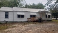 Building Photo - Great 3 bedroom/1.5 bath