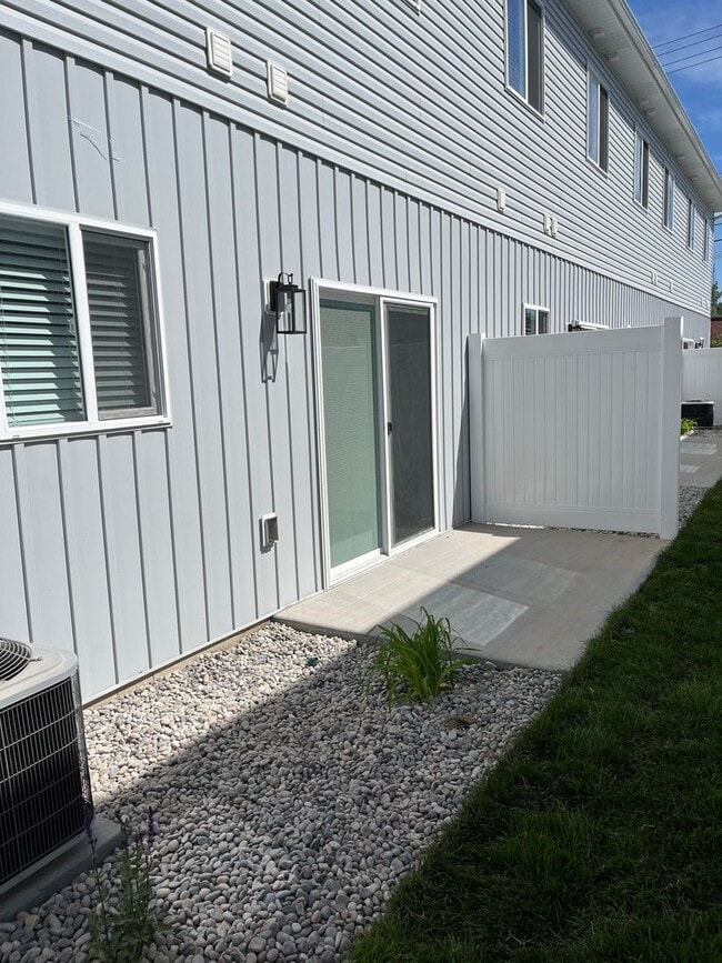 Building Photo - Reduced Rent! Rent Special $100 Off the First 2 Months! Available Now!