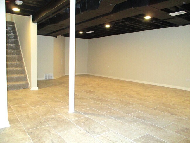 Building Photo - 448 Midway Dr