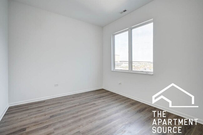 Building Photo - Top Floor Massive 3 Bed/2 Bath in the South Loop with a Stunning Updated Kitchen!