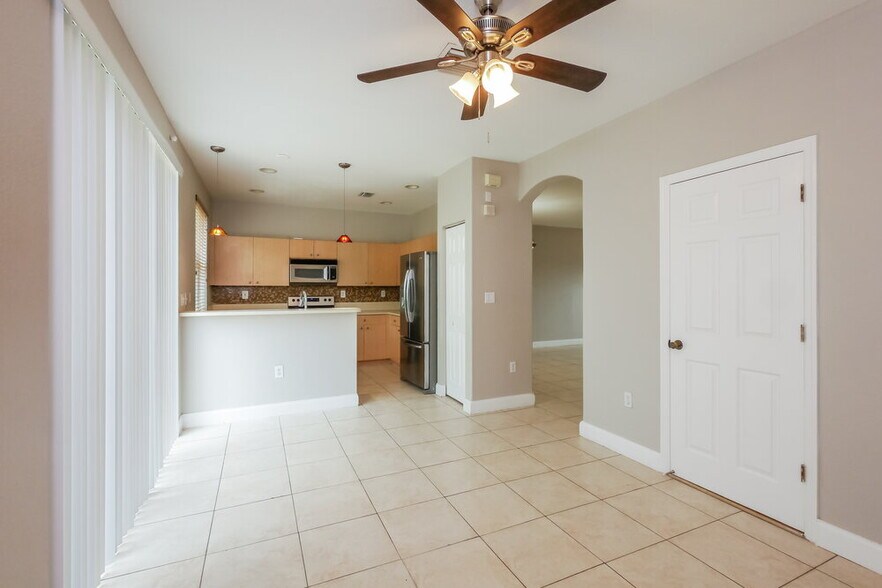 Building Photo - 2025 SE 14 St