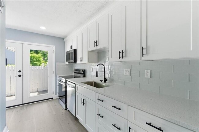 Building Photo - 2696 Greentree Dr SE