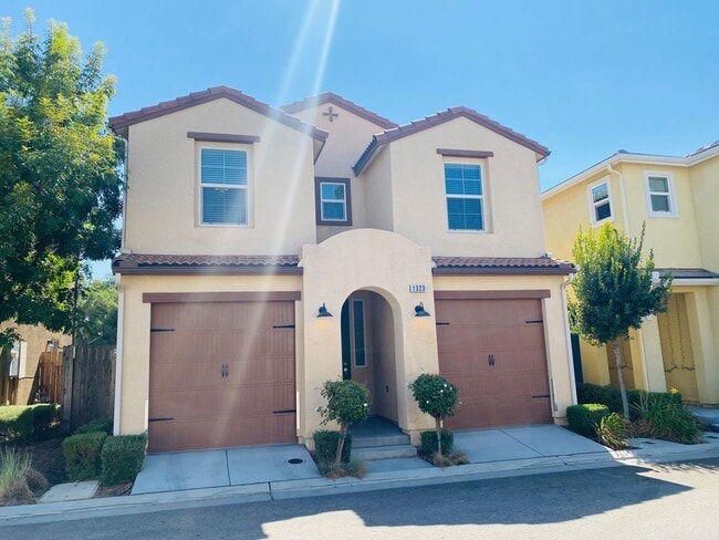 Building Photo - $2,195 DeWolf & Barstow, 3 Bedroom - Joy Dr, Clovis / Community Pool