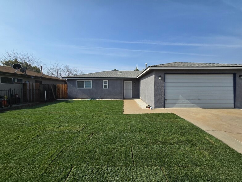 Front yard (new landscaping) - 4577 N Lorna Ave