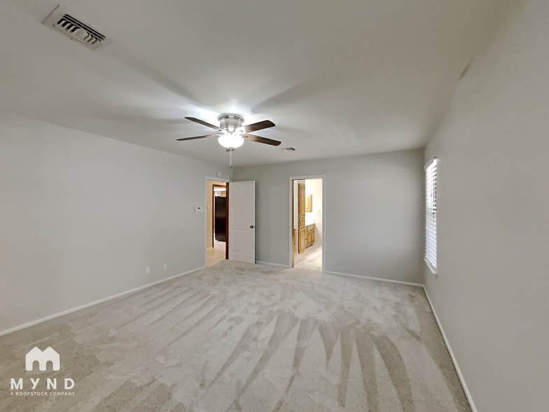 Building Photo - 15710 Fern Ridge St