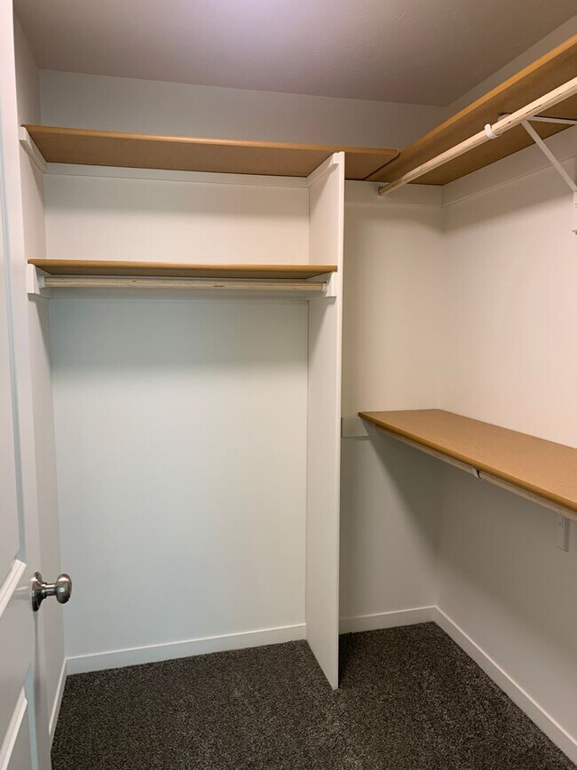 Building Photo - Zero entry ranch townhome with 2 stall garage. Laundry on main level, 2 bedrooms/2.5 bath in SE L...