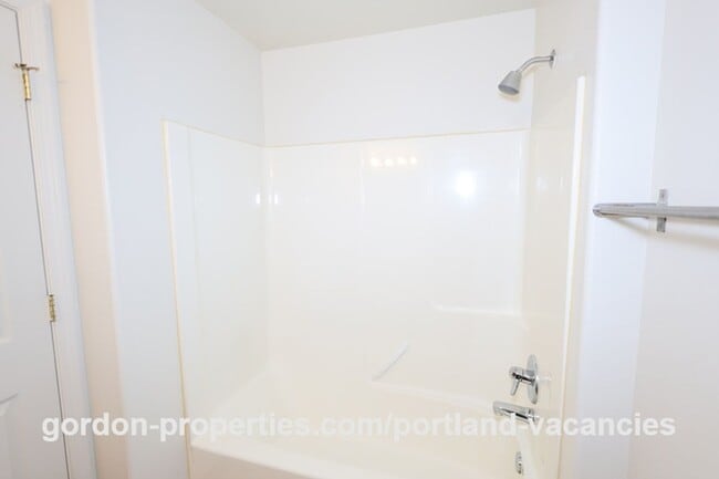 Building Photo - SE 73rd Ave - 3 bedroom townhouse in Mt Scott-Arleta neighborhood