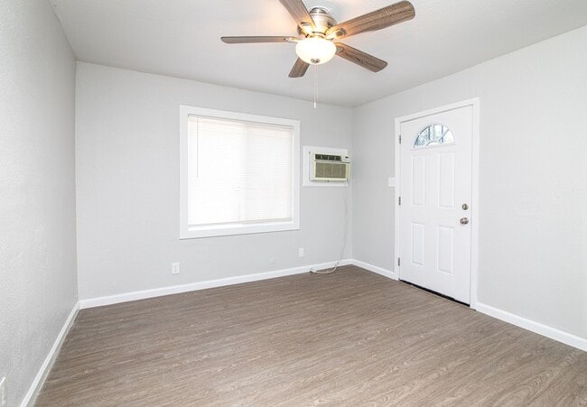 Building Photo - Move-In Ready 2BR in Central Sacramento — Pets Welcome