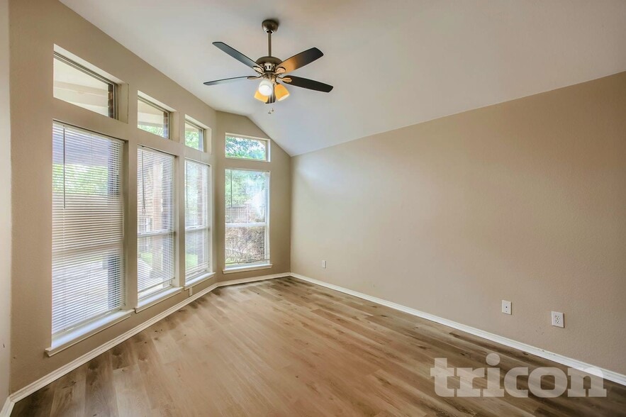 Building Photo - 2075 Crestlake Dr