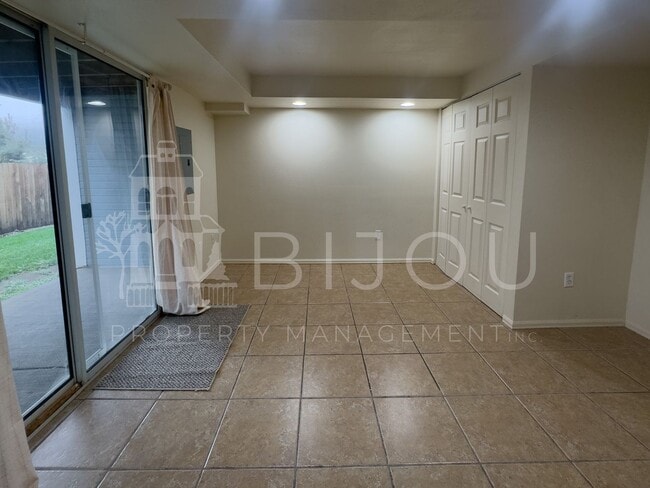 Building Photo - Gold Hill Townhome