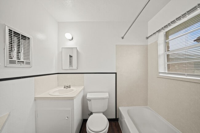 Building Photo - 322 Pinedale Ave