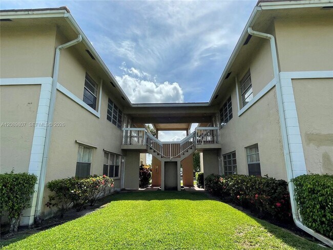 Building Photo - 821 Twin Lakes Dr