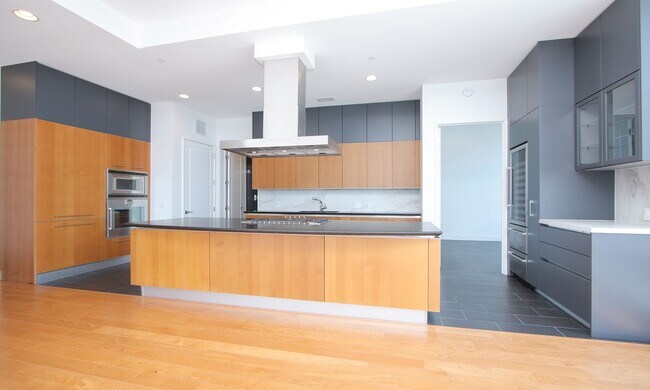 Building Photo - Exquisite Luxury high-rise 2 bedroom, 2bat...