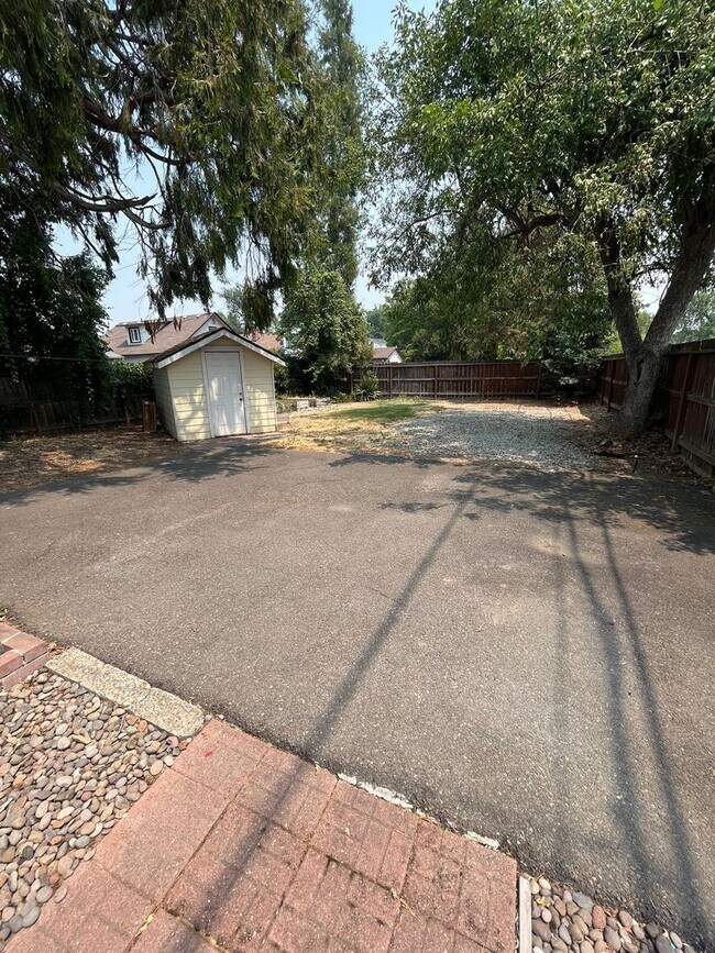 Building Photo - ***PROCESSING APPLICANT***Great 3 bdrm, 1....