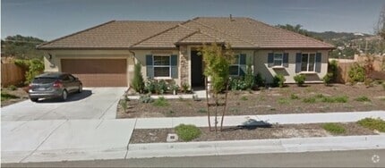 Building Photo - 4 Bedroom 2 bath home with garage, yard.