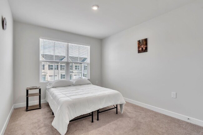 Building Photo - Modern Comfort: 3 Bed, 2.5 Bath Townhome + Primary on Main $2,050/mo rent