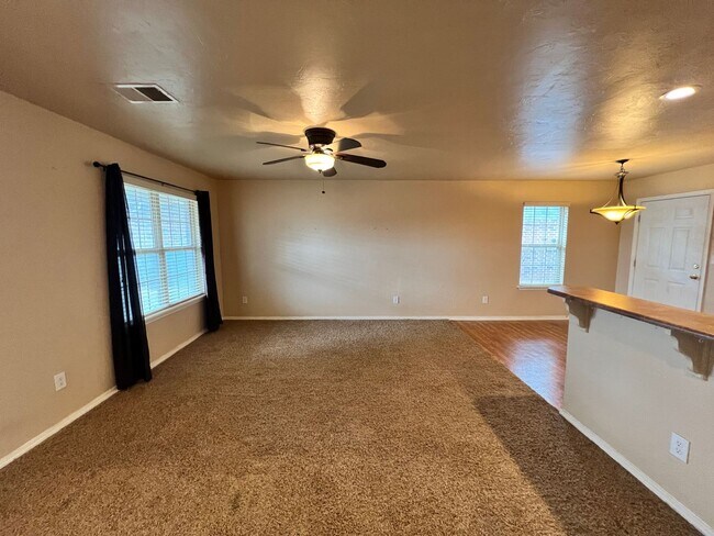 Building Photo - $500 OFF FIRST MONTHS RENT | Sweet Home in Hope Crossing!