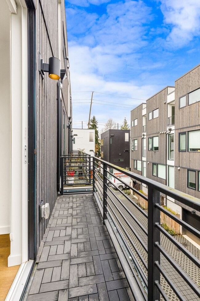 Building Photo - Eastlake 3 Bedroom Townhouse with Rooftop Deck/Views