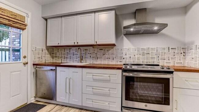 Building Photo - Charming Town Home Available August 12th.