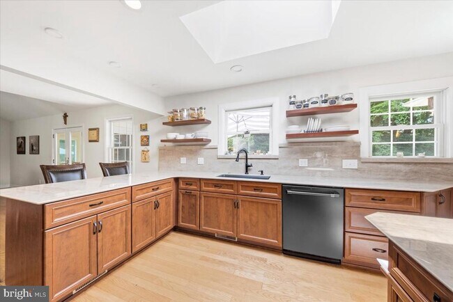 Building Photo - 40 Pine knoll Dr