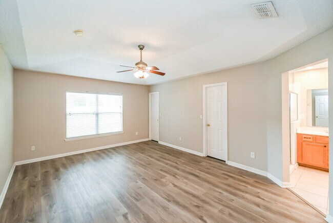 Building Photo - 9135 Prosperity Lake Dr