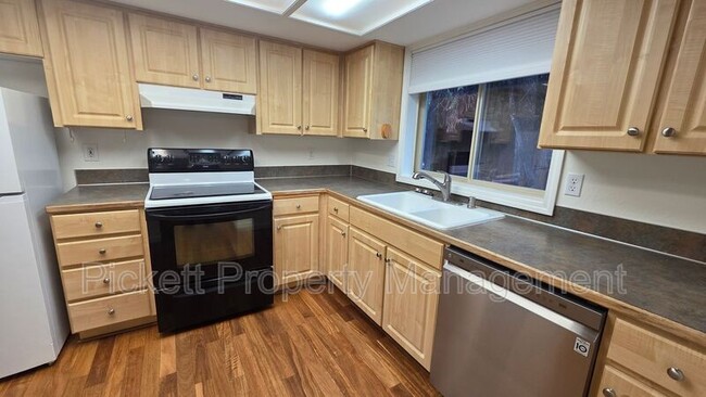 Building Photo - 565 NW Carolyn Ln