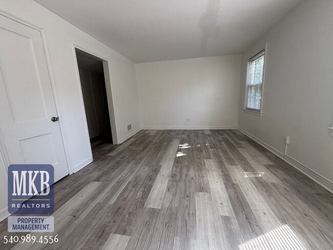 Building Photo - 2 Bedrooms, 1 Bath Condo located in South ...