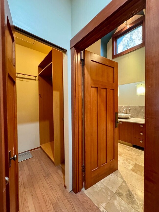 Building Photo - Queen Anne Home