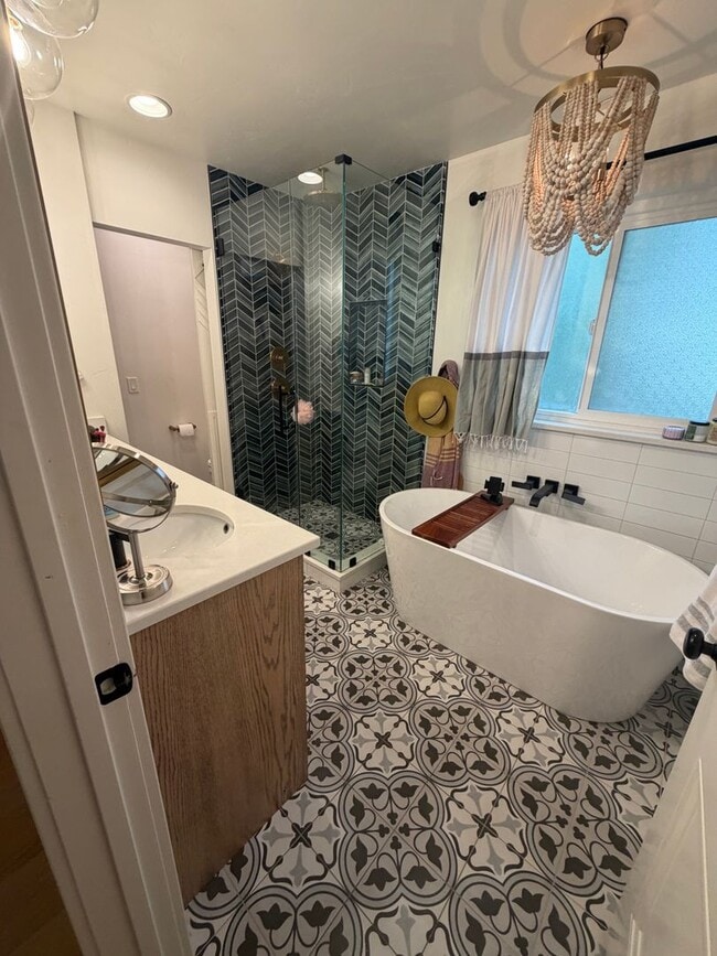 Building Photo - Gorgeous 4 Bedroom Home!!